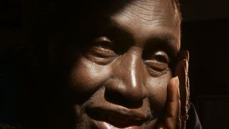Ngugi wa Thiong’o, Writer Who Condemned Colonists and Elites, Dies at 87