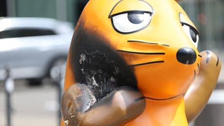 „Diese Tat macht uns fassungslos“ – Unbekannte stecken Maus-Figur vor dem WDR in Brand
