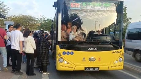 İstanbul'da halk otobüsleri kontak kapattı; duraklarda yoğunluk oluştu