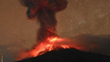 Indonesien: Vulkan Lewotobi Laki-Laki spuckt wieder Feuer