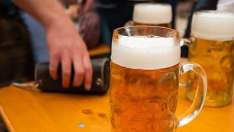 Nur noch Karte oder digital: Erstes Oktoberfest-Zelt nimmt kein Bargeld mehr an