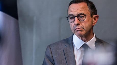 Naturalisation : Retailleau appelle les préfets à se montrer plus restrictifs