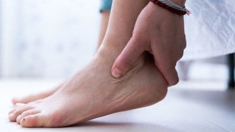 Stop ankles swelling in heatwave due to 'trapped fluid' with expert's six tips