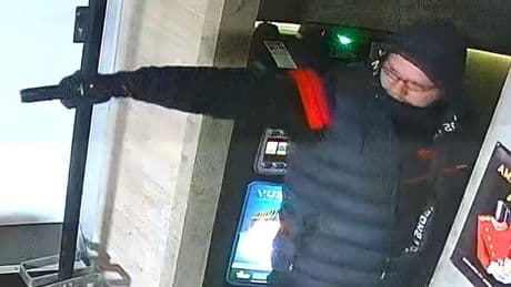 Polizei fahndet nach Gaststätten-Überfall - Wer kennt diesen Pistolen-Räuber?