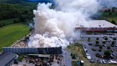 In Industriegebiet in Hessen - Geschredderte Gasflasche löst Großbrand aus