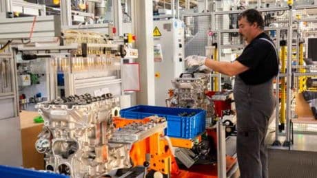 Produzione industriale italiana in calo ad aprile, crolla l’auto