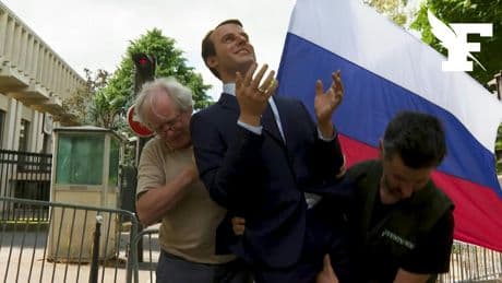 Les images de la statue de cire de Macron installée devant l’ambassade de Russie après son vol au Musée Grévin