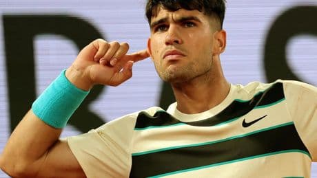 Alcaraz sufre para pasar a octavos de Roland Garros ante un Dzumhur que amenazó con remontada