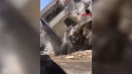 Esenyurt'ta kontrollü yıkımı yapılan 5 katlı binanın çökme anı kamerada