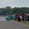 Poolse coureur verliest macht over stuur en rijdt met auto publiek in: veertien gewonden