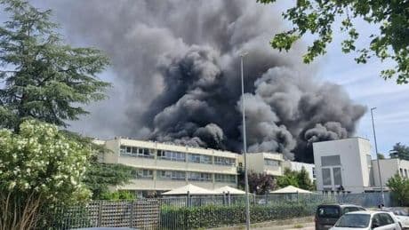 Incendio Viterbo, a fuoco l'università della Tuscia. Studenti e prof in fuga tra le aule: «Ci hanno gridato di scappare. L'allarme antincendio non è suonato»