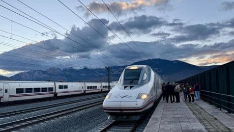 Un fallo eléctrico provoca retrasos de más de una hora en los trenes de Madrid a Valladolid y Segovia