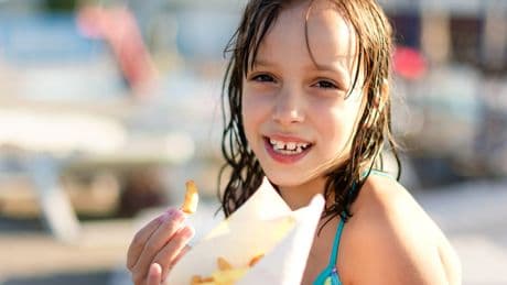 Warum der Körper im Freibad nach Pommes schreit: Experten klären auf