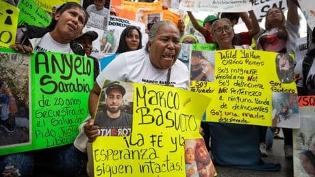 Un juez amenaza a Trump con abrir una investigación por desacato por no parar los vuelos de deportación