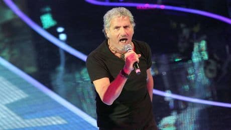 Il cantante Pappalardo insulta Giorgia Meloni e il pubblico lo fischia