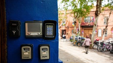 Sevilla defiende su control de las viviendas turísticas y critica la ley "incoherente" de Pedro Sánchez