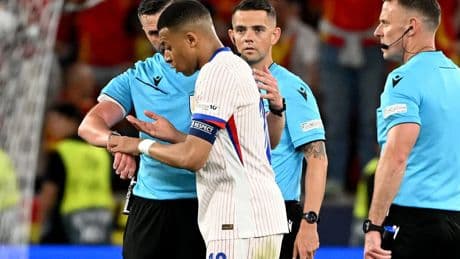 La impotencia de Kylian Mbappé tras la derrota ante España: cogió de la mano al árbitro para protestar por el tiempo añadido