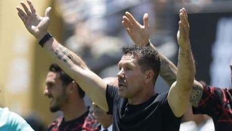 <p>Simeone punge il Psg di Luis Enrique: &quot;Giovani, ma poi tirano fuori 70 milioni. Arbitri? Non parlo pi&ugrave;&quot;</p>