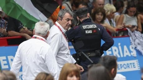 La Vuelta mantiene el pulso a las protestas: «Esto es ilegal»