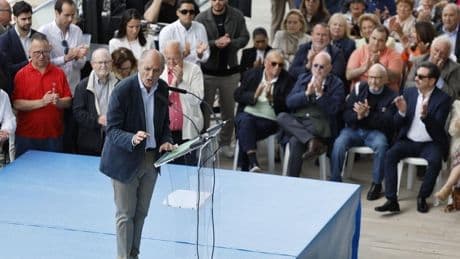 Camps le hace un traje a Mazón