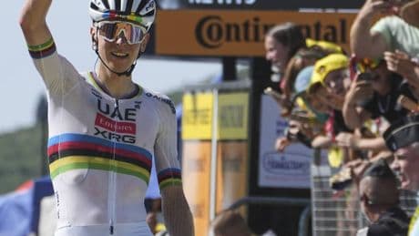 L'emozione di quel dito alzato verso il cielo. Pogacar dedica la vittoria a Samuele