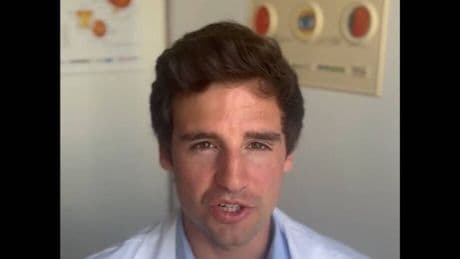 Vicente Miralles, oftalmólogo, sobre abrir los ojos debajo del agua: "Aunque es poco frecuente, existe riesgo de infección"