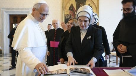 Emine Erdoğan’ın Papa ziyaretine yorum yaptı: Müdür yardımcısı açığa alındı
