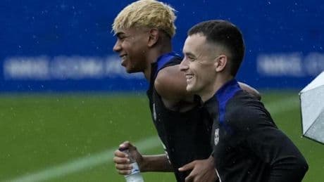 Casadó vuelve a entrenarse y Flick llama a tres del filial