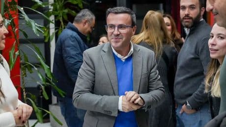 El secretario general del PSOE en Extremadura entra en la Asamblea y deja la Diputación de Badajoz