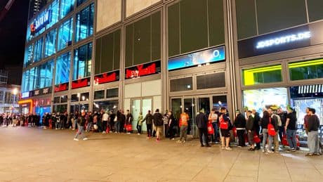 Am Berliner Alexanderplatz - Raten Sie mal, wofür hier Hunderte Schlange stehen