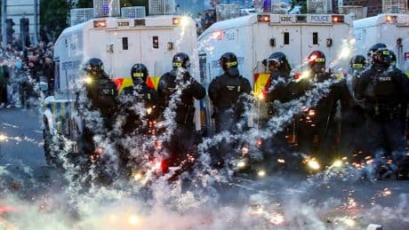 Nordirland brennt! - 32 Polizisten bei Ausschreitungen verletzt