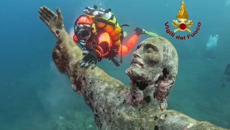 Seit über 70 Jahren im Meer - Taucher treffen Unterwasser-Christus