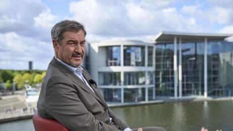 Rechte Identitäre stören Söder-Interview: Polizei schreitet ein