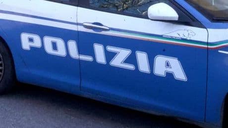 Agente si chiude in casa e si suicida con la pistola di servizio: dramma a Bari