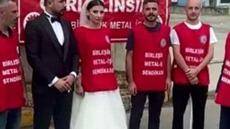 Düğününe saatler kala işten çıkarılınca gelinliğiyle eylem yaptı
