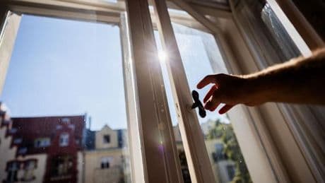 Luftverschmutzung: Studie: Menschen atmen Zehntausende Mikroplastikteile ein