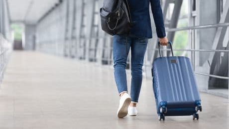 Los consumidores europeos denuncian a Ryanair, Vueling y otras aerolíneas por cobrar el equipaje de mano y España multará a otras dos compañías
