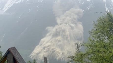 En Suisse, l'éboulement d'un glacier ensevelit un village et fait craindre des inondations