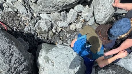 Sobrevive tras tres horas atrapado bajo una roca de 318 kg gracias a su esposa