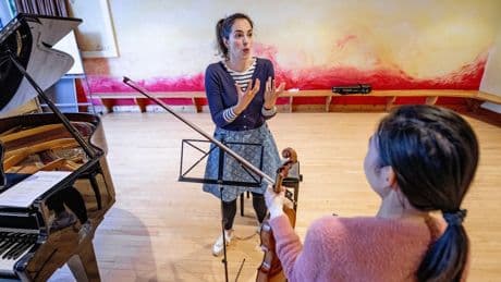 Violist Sophia Jaffé geeft een week lang masterclasses in Bergen: ‘De stilte was niet leeg, maar vol verwachting’