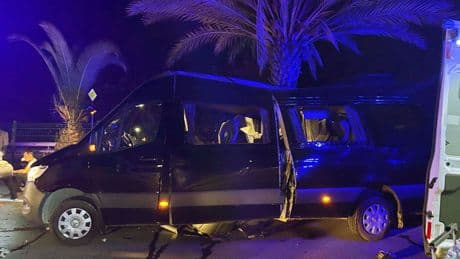 Alanya'da tur minibüsü ile otomobil çarpıştı: 2 ölü, 7 yaralı
