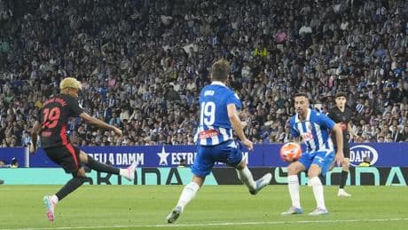 Denuncian que no dejaron entrar a un niño al campo del Espanyol por llevar una camiseta del Barça