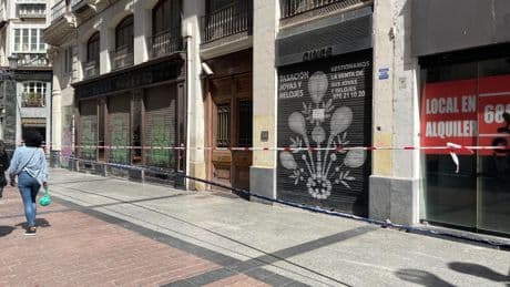 Susto en pleno centro de Zaragoza: cae parte de un balcón de un cuarto piso en una de las calles más transitadas