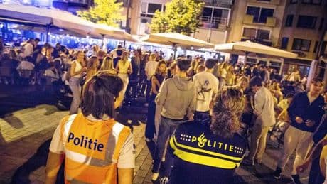Politie Knokke heeft handen vol aan laveloze tienermeisjes uit Het Gooi en Amsterdam: ’Soms zeggen ouders: laat maar in de cel’