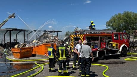 Großbrand: Brand bei Entsorgungsbetrieb verursacht Millionen-Schaden