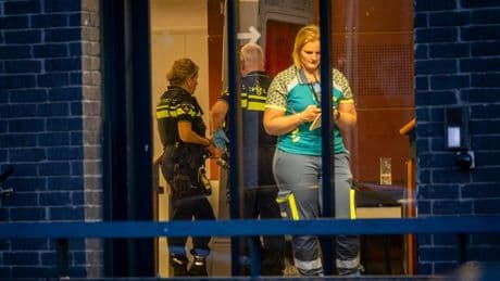Docent die werd neergestoken in Alblasserdam verkeert buiten levensgevaar