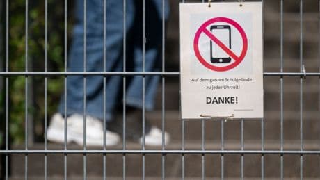 Nach dem Regierungswechsel: Ministerin Prien gegen private Handynutzung an Grundschulen