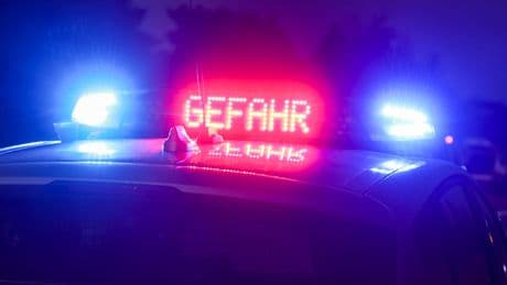 Gerät fiel zuvor von einem Anhänger - Autofahrer kracht gegen Katapult auf Straße
