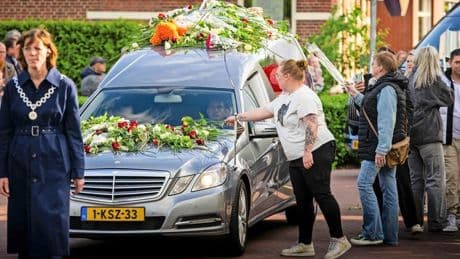 Familie Jeffrey (10) en Emma (8) ontroostbaar tijdens stille tocht in Beerta