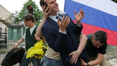 Greenpeace steelt wassen beeld Macron voor anti-Russisch protest: ’Belichaamt dubbele agenda’